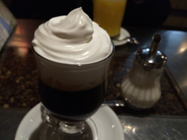 少し休憩。<br /><br />普通にコーヒー飲もうかと思っていたけど、「Riga Coffee」と言う文字を見つけたのでそれにしてみました。<br />ホットカクテルでなかなか甘かった。<br />なぜリガコーヒーというのかは不明ですが、おそらくラトビア名物のリキュール「ブラックバルサム」が入っているのではないかと思われます。<br /><br />ブラックバルサムはお土産屋さんで見つけたので小さいボトルを買って帰って飲みましたが、おいしかったです。<br />あまりアルコールの強くない母もおいしいと飲んでいました。<br />アルコール度数が高いので、飲むというより舐めるという感じですが。