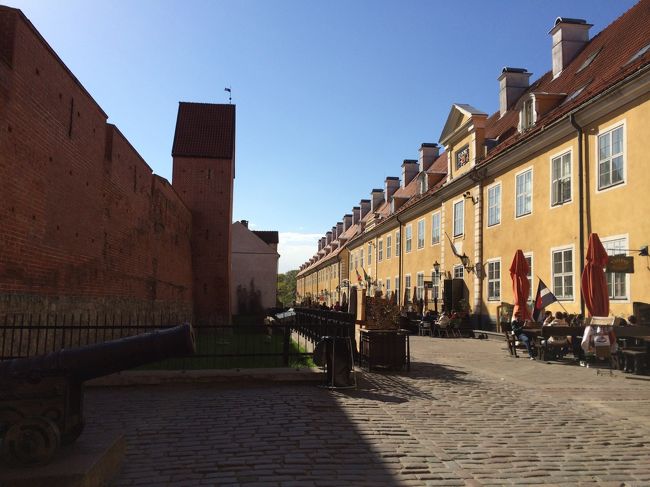 お土産屋さんが並ぶ通り。<br />左は修復された城壁の一部です。