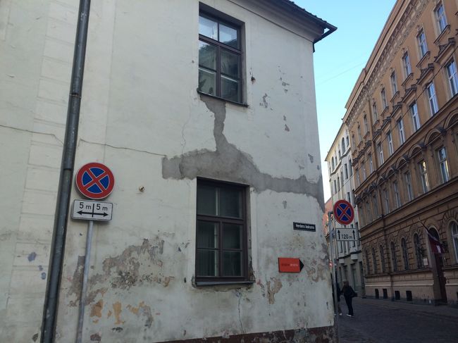 キレイな建物の合間に、ちょっとくたびれた建物もあって、それもまたいい。<br /><br /><br />大聖堂でのパイプオルガンコンサートまであと1時間程度になった頃、一度友人と別れ自由行動。<br />バルト三国は琥珀が有名なのだけど、そこまで興味持っていませんでした。<br />でも、朝に露店で売ってた琥珀のブローチでとてもかわいいものがあって。<br />母はアクセサリーはあまりしないけどブローチはお出かけの時にすることがあるので、母用にいいなと思いました。<br />でも少し小ぶり。<br />この日は観光しながらもう少し大きくてかわいいものはないか探していたんだけど、朝見た物以上にピンと来るものが無く…。<br />なので、朝見た露店に買いに行こう！と向かったのだけど、無常にも露店はもういませんでした。<br />今でもあのブローチは少し心残り。