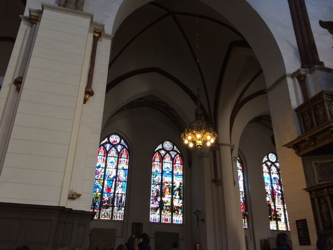 パイプオルガンの音を教会で聴くと、信仰心はなくても神聖な気持ちになる気がします。