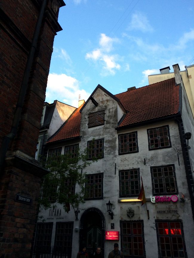 聖ヨハネ教会のそばにあったレストランと思われるお店。<br />壁の薄汚れた感じと窓の感じが何か好き。<br /><br />修道士の悲しいお話と対照的に、陽気な雰囲気でした。