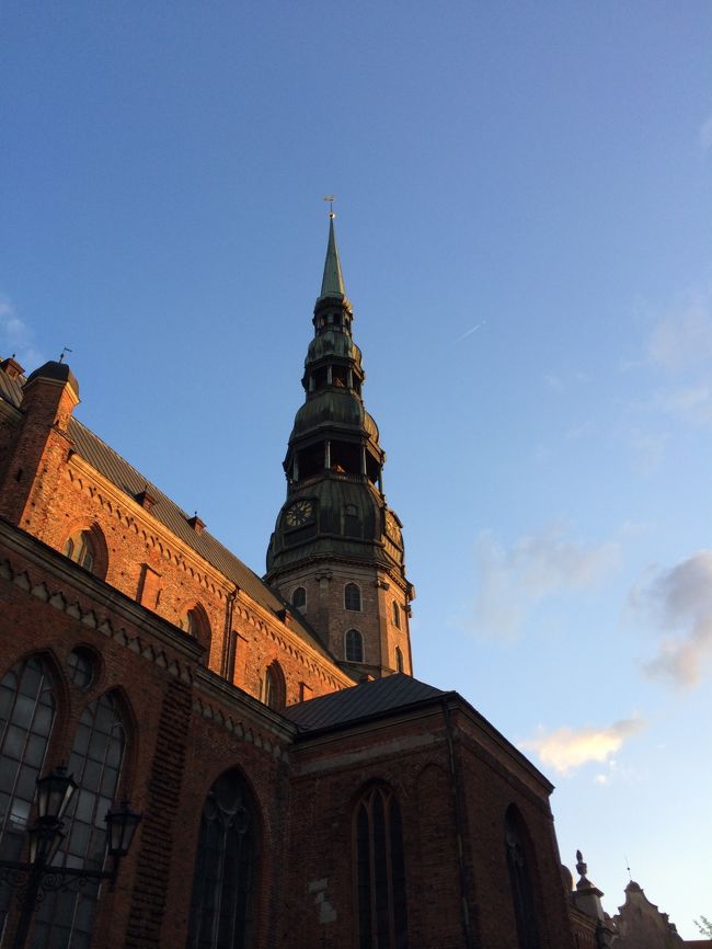 再び聖ペテロ教会のそばを通りました。<br />だんだん日が暮れてきた。