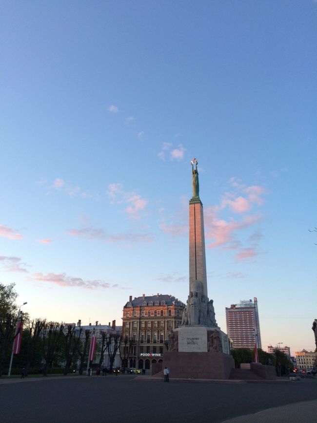 夕暮れの自由記念碑は朝とはまた違う趣き。<br /><br />これにてリガの旧市街観光は終了です。