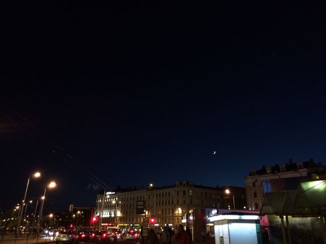 かなりの量でお腹いっぱい。<br /><br />駅前の通りの明かりと月がきれいでした。