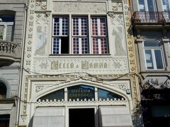 ポルトの有名な本屋さん。この前であの日本人女子Ｙさんと再び再会。
世界で一番美しい書店らしいのですが、
入る人みんながチケットのような物を見せている。
入口の警備員に聞いてみるとチケットブースで3ユーロを払って、
書店に入るとか？
本屋に入るのに入場料？この3ユーロは本を買う人には3ユーロ分、
ディスカウントされるとか。