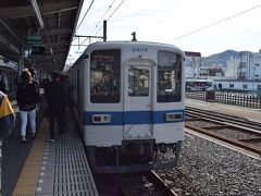 約１時間で終点の小川町駅。

でも登山口は一つ先の東武竹沢駅なので、ここからは、４両編成の８０００系にひと駅乗ります。