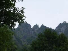 背後に見える戸隠山の山肌がなんとも荒々しく神々しい