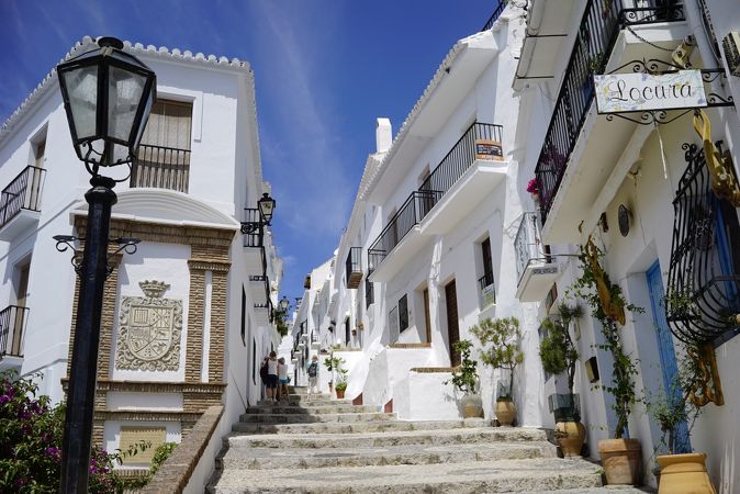 スペインのカラフルでかわいい街並み フォートラベル