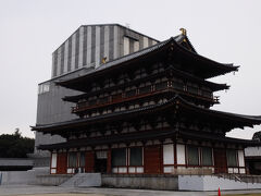 大都会の京都を離れ、古の都があった大和路へ。
景色がどことなく優しく感じになり、13:25、西ノ京駅に到着した。
駅を出ると、すぐ近くに薬師寺が。
たぶん、中学の時の修学旅行で来ていると思うのだが、まったく記憶は無い。
ちょっと綺麗過ぎる境内にちょっとがっかり。
それに、肝心の国宝東塔が解体修理中で見られず。。。