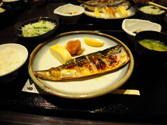 猿沢池の脇を通って近鉄奈良駅へと向かう。
猿沢池の先でアーケード街へと入り、お昼を食べる場所を探すことに。
ところが、なかなか良い場所が無く、結局、駅まで出てしまった。
とりあえず荷物をロッカーから出し、もう一度探してみる。
すると、さっきは目に留まらなかった定食を出すお店を発見。
入ってみると空いていたので、ここに決めた。
メニューは、いろいろなお茶漬けと５種類ほどの定食だけ。
私が頼んだのは、焼き鯖定食（８００円）。
鯖の大きさも脂の乗り方も十分で、これは美味しかった。
他の２人が頼んだからあげ定食とアジの干物定食も美味しかったそうだ。
もちろん、からあげ定食を頼んだのはＴさんだ（笑）