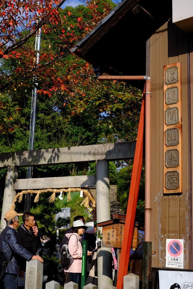 鳥居の横の山車蔵