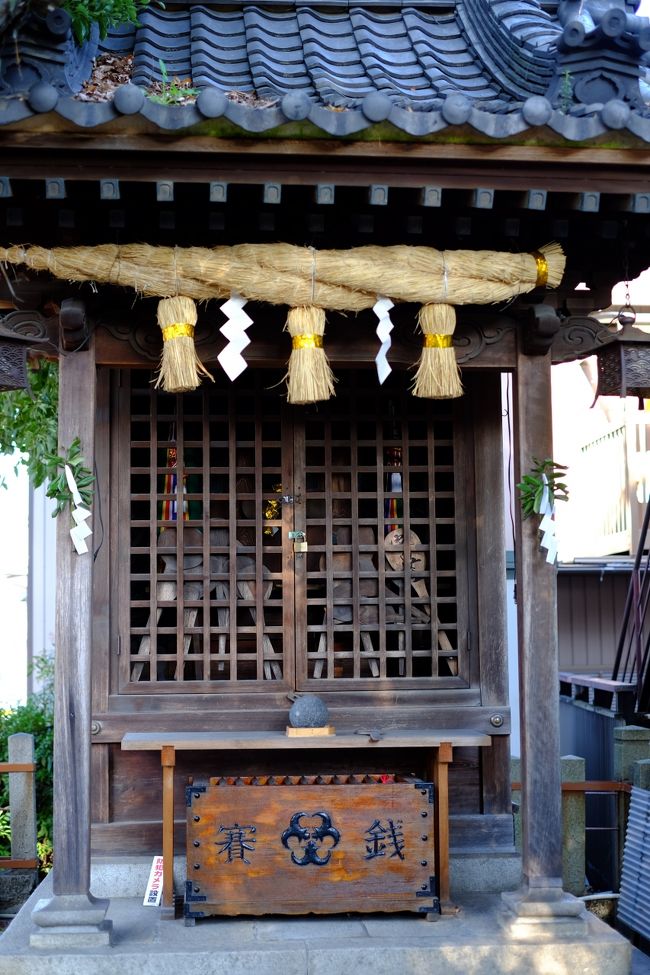 祠の中におしゃもじ？<br />神社の西側の道はかって笠寺方面と知多半島を結ぶ<br />重要な街道で知多郡道、知多街道と呼ばれていました