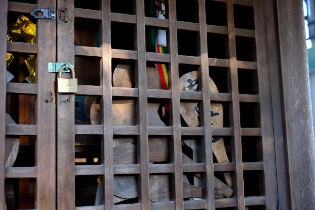 歯痛、神経痛に霊験があるといわれています<br />民間信仰である「宿信仰」とも関わりあるともいわれ<br />お礼にしゃもじをお供えしたところから<br />「おしゃもじ様」と呼ばれました