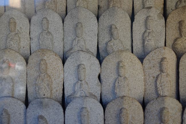 寺の東のお堂には数多くの石仏が並び「百観音」と呼ばれ<br />かつては、知多街道を往来する人々の休憩所に<br />なっていたと伝えられています