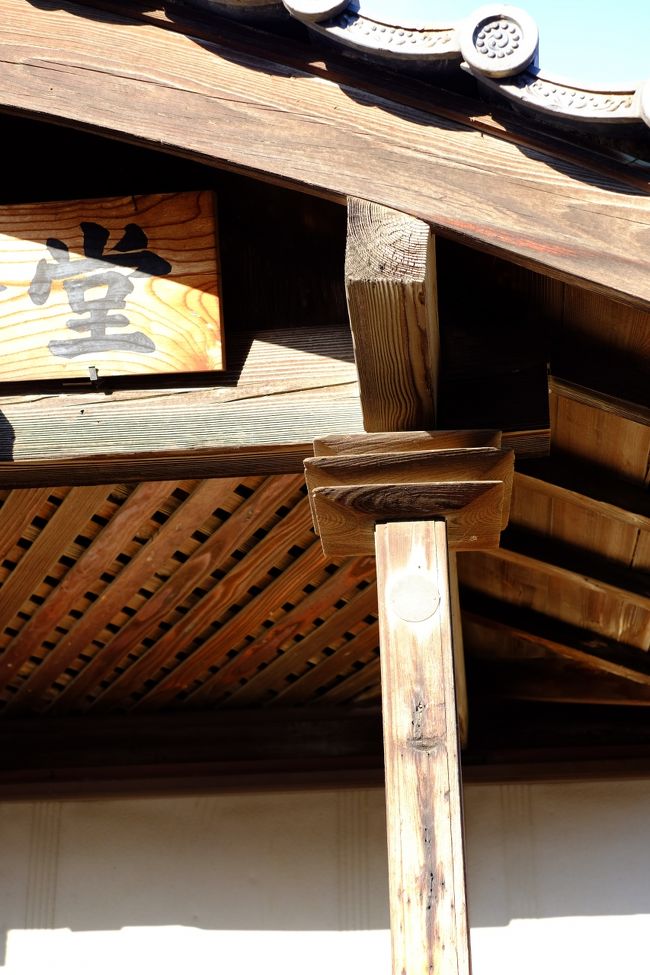 正方形の皿形の板を3枚重ねた玄関柱、網代式の玄関天井<br />随所に洋風建築のデザインがみられます