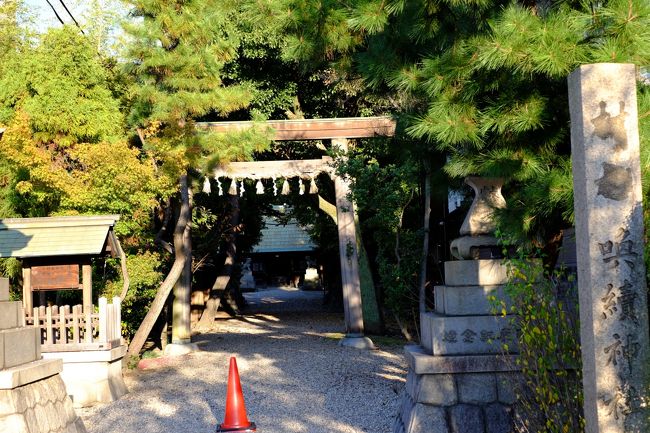 喚続神社（よびつぎじんじゃ）<br />大永3年（1523年）に創建「昔、神社西側の海岸の堤防が何度も<br />決壊したため伊勢神宮で1万回お祓いを受けたところ、神徳があり<br />堤防が完成した、そのことに感謝して社殿を伊勢神宮に向けて建てた」と<br />言い伝えが残されています