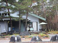 先に日光運動公園管理事務所の中に有る、スイーツのお店「カフェ ド ギャルソン」に立ち寄って主人の好物のチーズケーキを購入しました。
人気なので売り切れてしまうためです。
