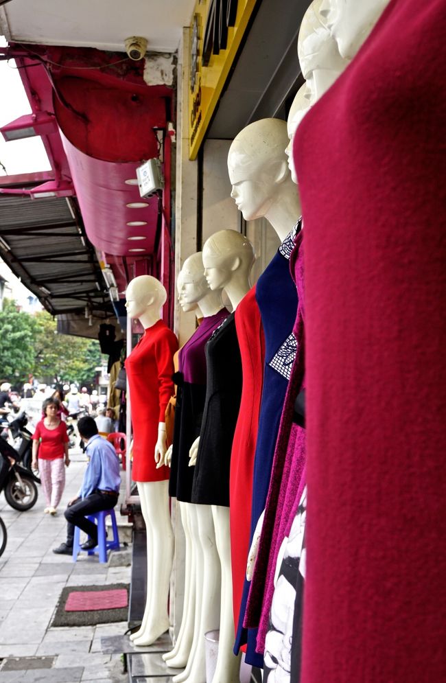 歩いてみましょうか<br />この辺は衣料品道のようだ