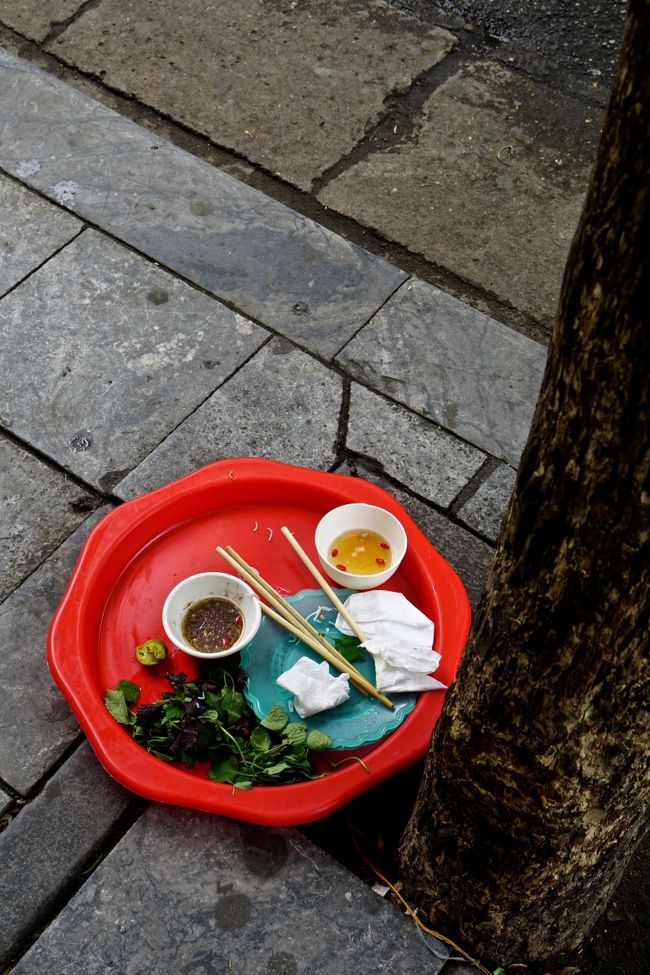 道ばたに転がっている<br />食事の残骸