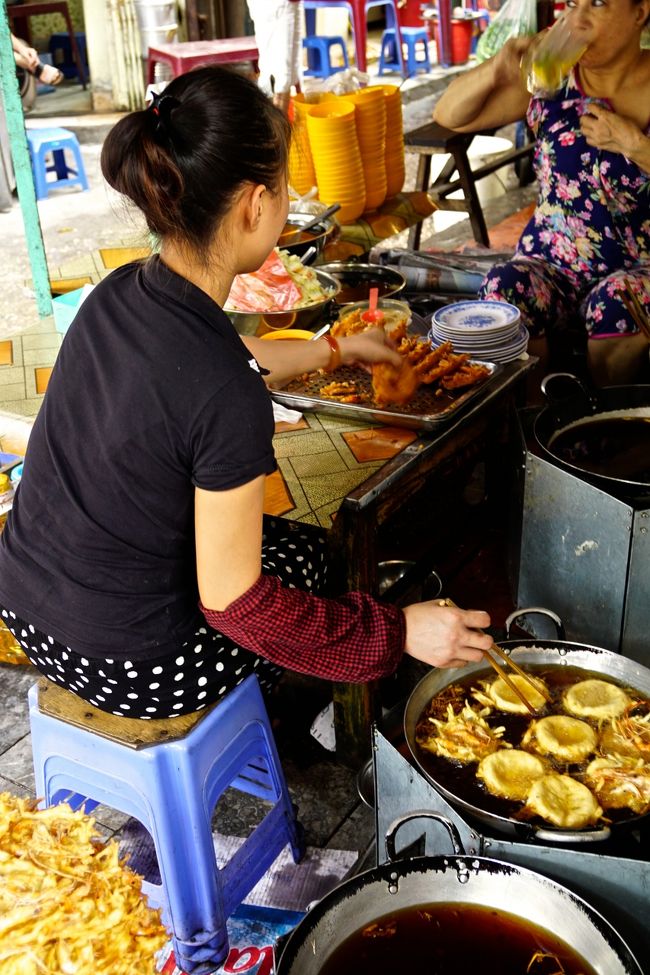 歩道で天ぷら揚げてる