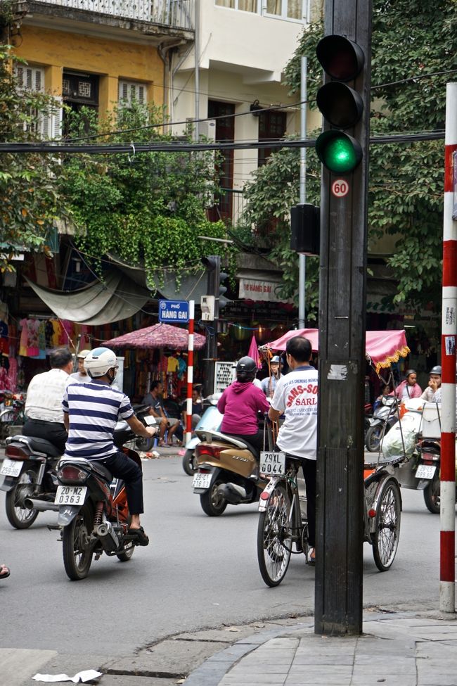 信号は役にたっているのだろうか。。。。<br />みんな無視し突っ走っているのに