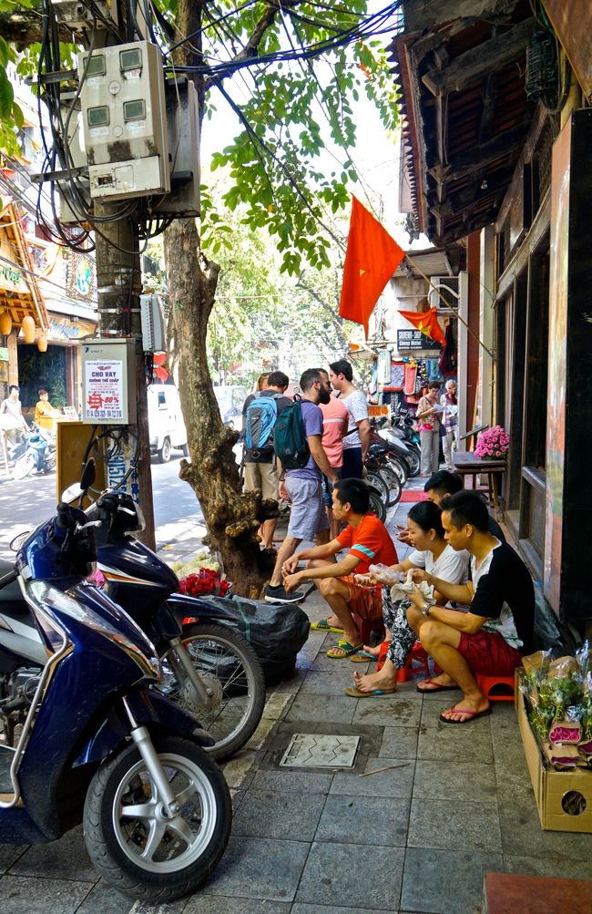 この家の前は<br />プラスチックの椅子トイレすわり<br />ハノイの風景