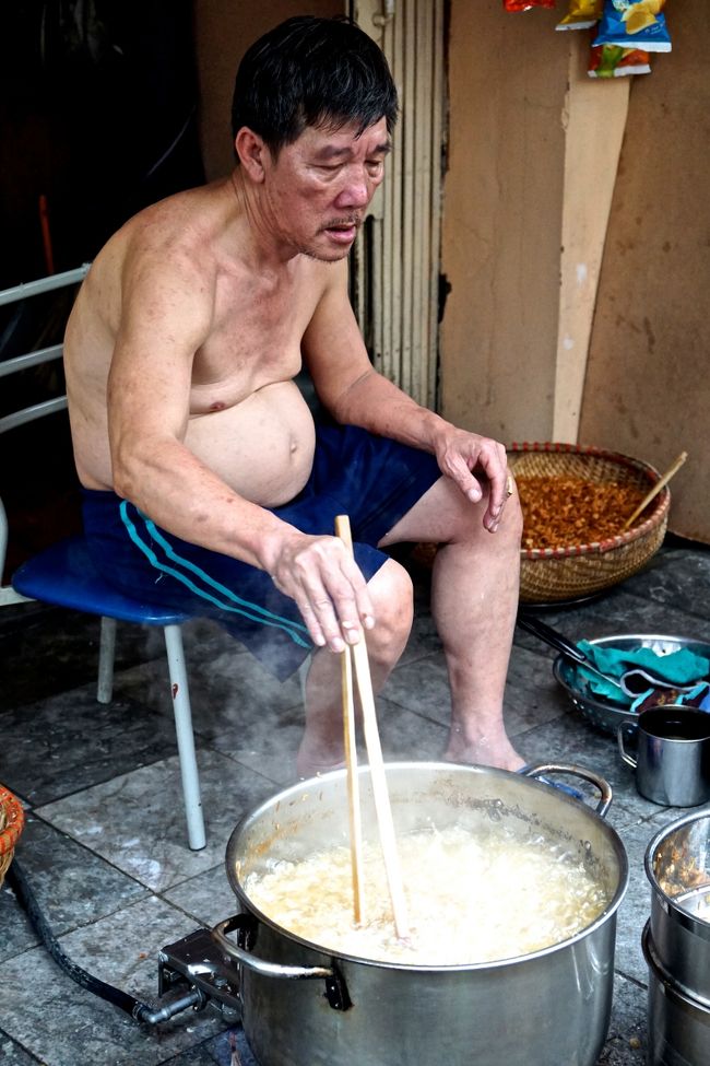 おっちゃん<br />スペアータイタ付けてどおしたんだ<br />ベトナムフードは美味しいからね<br />それとも店の物つまみ食い？