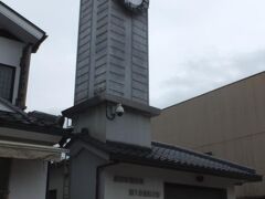 「まちかどふれあい館」の隣の建物にあった時計台です。
地区の消防団の建物のようでした。