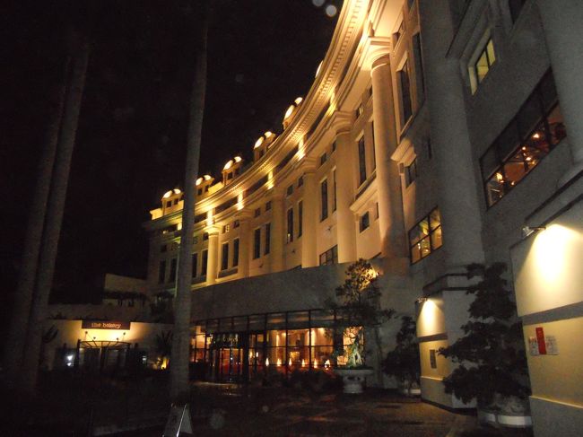 ホテルに着いたのは、現地時間10:30頃。<br />時差は２時間。<br />今回は、ヒルトンハノイオペラ。<br />古いけど、清潔で立地もよく、いいホテルでした。<br />