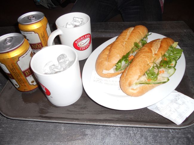 ホテルのすぐ目の前にある、ハイランドコーヒー。<br />ビールとバインミー。缶ビールと一緒に、氷が入ったマグカップがきた。ビールを入れて飲むの？<br />ビールは冷えていたので、そのまま飲みました。