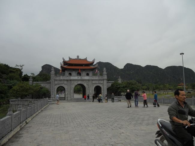 昔々の首都だったというホアルー。<br />城壁が残ってます。