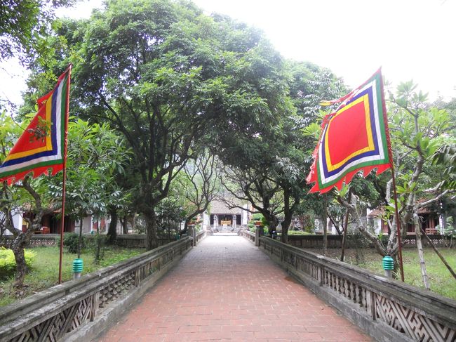 お寺があります。<br />ちなみに、こういう観光地のトイレに入るときは、一人2000ドンを支払います。トイレの前に係の人がいて、お釣りもくれます。