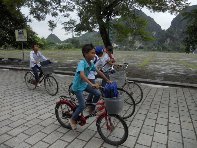 すぐ近くに小学校があって、子供たちが自転車で帰るところ。<br />小学校は、午前中で授業が終わるらしい。