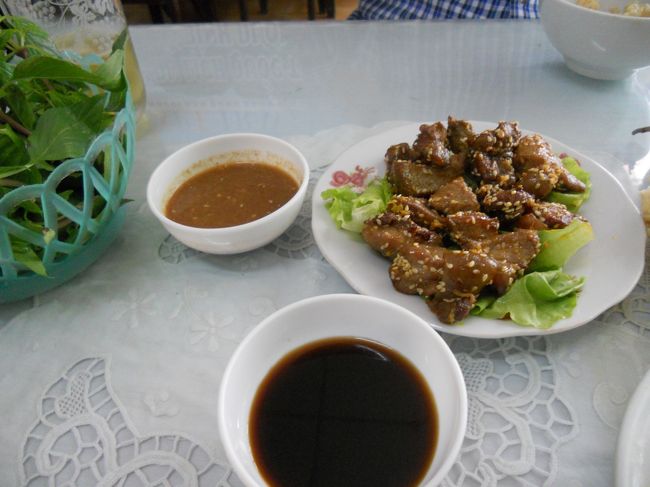 すぐ近くのレストランへ、連れていかれる。<br />ベトナムの伝統料理らしい。<br />いろいろおいしかったけど、ヤギの肉はかたくて今ひとつ。<br />量が多くて、かなり残してしまった。<br />
