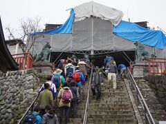武蔵御嶽神社の本社拝殿に到着。工事中だった。

参拝者は、階段の左側に並んでいて、行列ができていた。