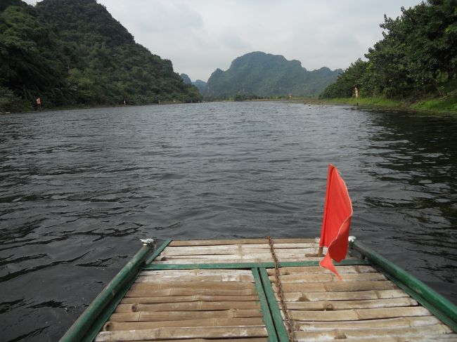 私たち夫婦と、後ろには、フランス人男性2名。<br />そして、1番後ろに船頭さん。<br />船頭さんは、ほとんど女性だけど、うちらのボートは男性の船頭さん。<br />この船頭さん、異様に遅くどんどん他のボートに抜かされていく。<br />はずれ？