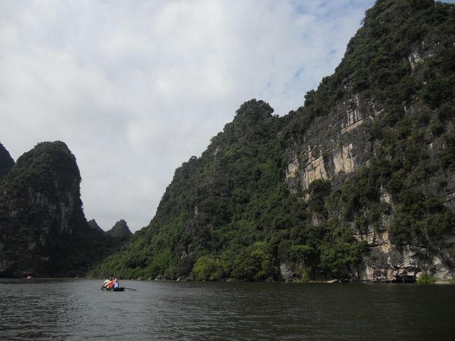 川は、涼しく気持ちいい！<br />これ、暑すぎたり、雨だと悲惨かもね。<br /><br />船頭さんがあまりに非力なので、後ろのフランス人も加勢してこぎだす。どのボートにもオールが余分に置いてあるらしく、みんなお手伝いしてました。