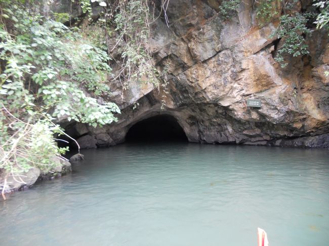 洞窟だ！<br />船頭さんが。ロー！と叫ぶ。<br />ちょっとかがんだら、もっと低くなれと言う。<br />ひじとひざをついた屈辱的なポーズ。前でよかった。<br />