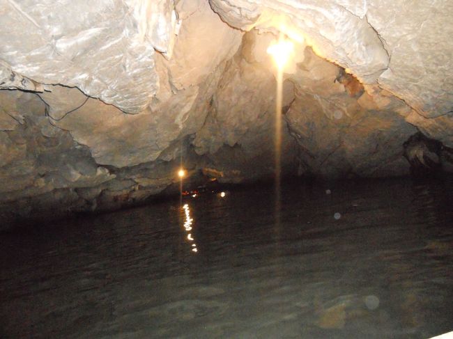 頭がぶつかりそうな岩。<br />鍾乳洞です。水もぽたぽた落ちてくる。