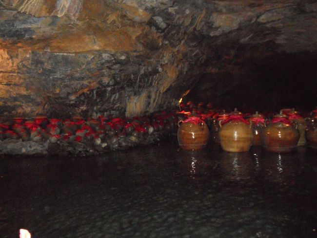 洞窟の中に坪がいっぱい。<br />これ、何なのでしょうか？<br />夫は、キムチじゃないかと。そんなわけないでしょ？<br />お骨かなとかいろいろ想像。