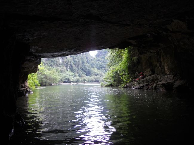 やっと出口。<br />こんな洞窟をいくつもくぐるから、そのたびに低くなるポーズ。<br />ひざにきます。腰と首も痛くなる。