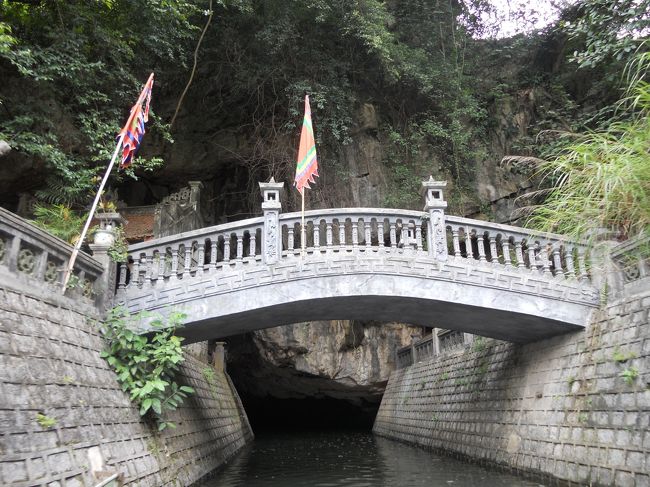 橋の下をくぐったり、約2時間半。<br />途中、私たちもボートをこいだけど、体格のいいフランス人男性には敵わない。船頭さんにダメだしされる。