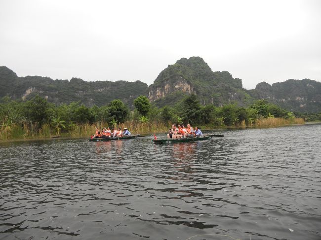 他のボートとすれ違うときは、みんな手を振る。<br /><br />まあ、どこへ行ってもあの国の方々はにぎやかです。