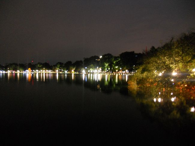 ホアンキエム湖まで散歩。<br />ライトアップしていてとてもきれい。<br />前回、ハノイに来たときと比べて、信号が増えた気がする。<br />でも、道路を渡るときは相変わらずこわい。<br />極力、地元の人についていく。<br />