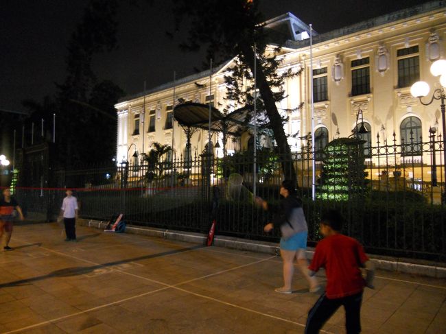 歩道にネットをはって、あちこちでバトミントンをしてる。<br />コートに入ると怒られます。歩道なのに。<br />みんな、異様に上手でした。羽を打つ音が違う。