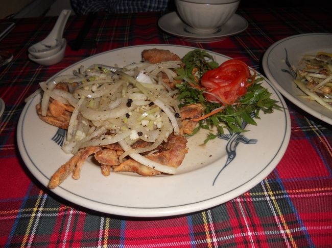 大好きなソフトシェルクラブ。<br />脱皮したてのカニです。<br /><br />前に、テレビで見たけど、東南アジアのどこかで、カニがいっぱい入ったいけすを現地の女性たちが、じーっと見つめて、脱皮するやいなや捕まえて、瞬間冷凍するらしい。<br />カニの気持ちになるとつらいけど、うまいものはうまい。カニさん、おいしかったよ。