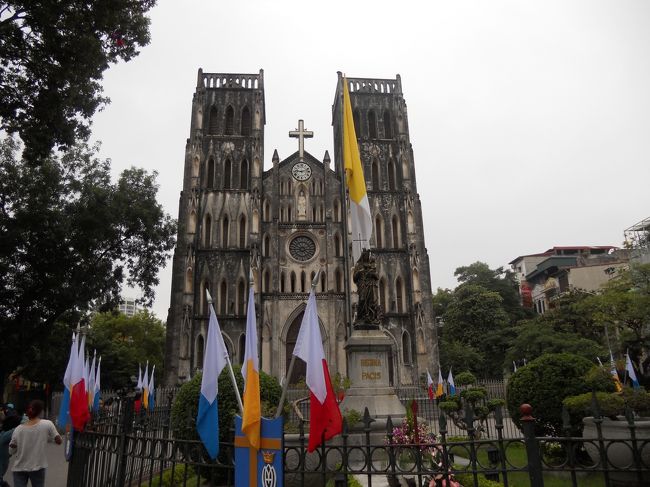 ３日目。<br />大教会まで歩きました。<br />ベトナム名物の、写真を撮る花嫁さんでいっぱい。