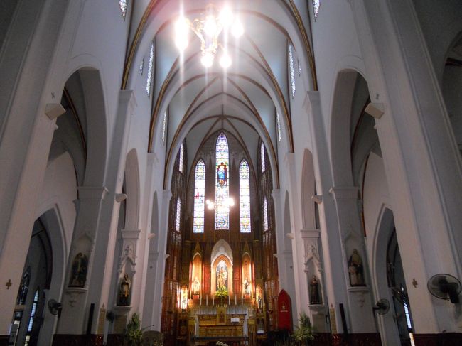 教会の中にも入れます。