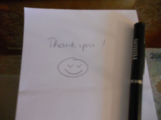 スーパーで買い物いっぱいしたので、いったんホテルに戻る。<br /><br />室内清掃が終わっていて、サイドテーブルのメモに、こんなかわいいメッセージが。<br />今まで、ベッドメイクのチップは必ず置いてきたけど、こんなメッセージは初めて。持って帰ってきちゃった。