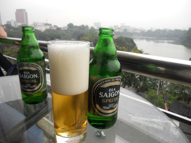 再度、出発。<br />ホアンキエム湖を見下ろす、シティビューカフェ（だっけな？）<br />なぜか、店員さんはマリンルックでした。